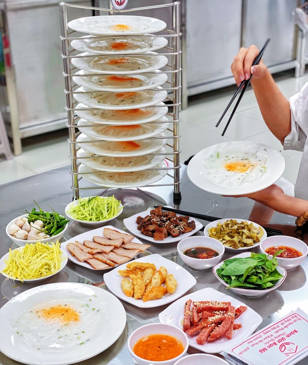 Món ăn "tốn" chén đĩa nhất Việt Nam, khách cuốn vài chục bánh mới "đã thèm"