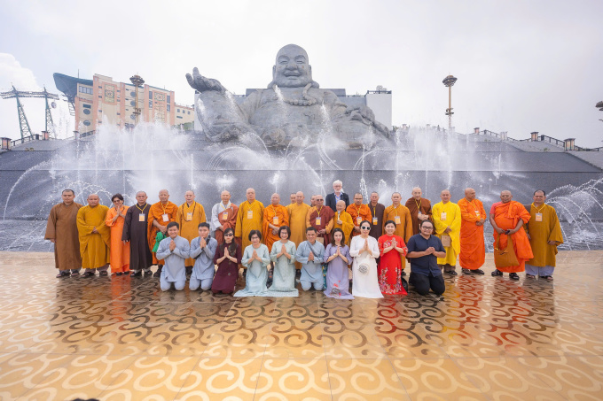  Đoàn đại biểu Vesak thăm núi Bà Đen